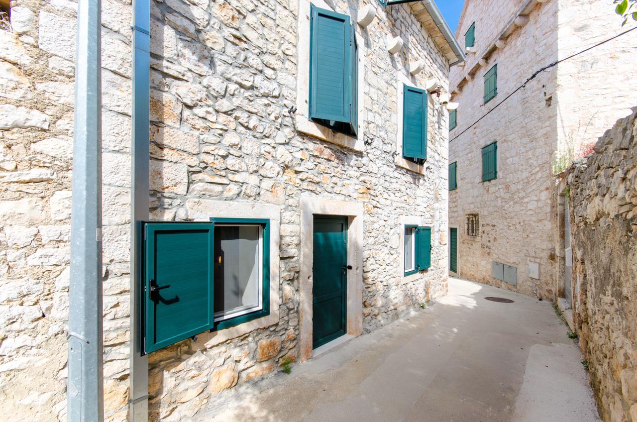 Apartments Sandra In The Historical Center Of The City Supetar Kültér fotó