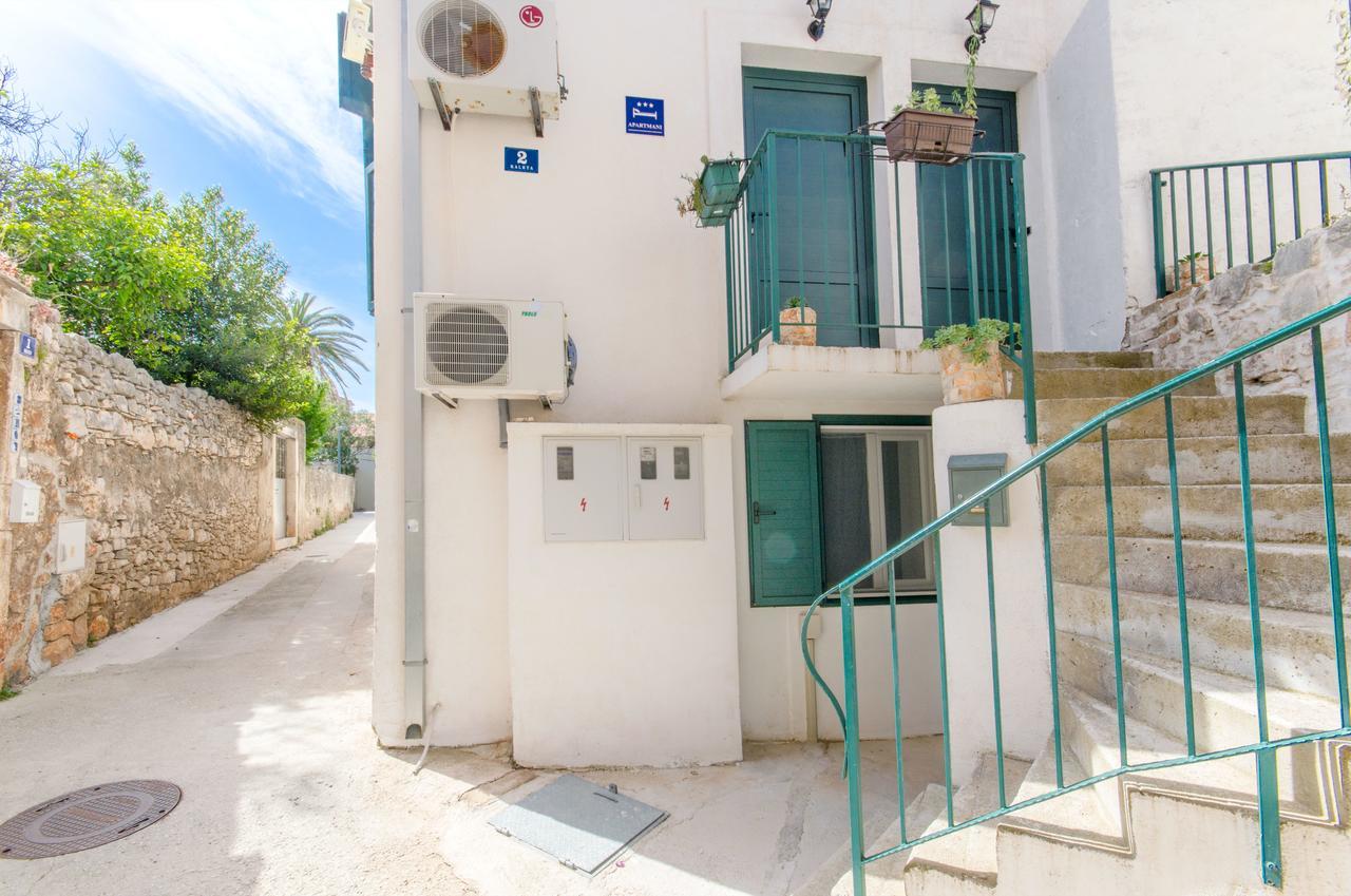 Apartments Sandra In The Historical Center Of The City Supetar Kültér fotó